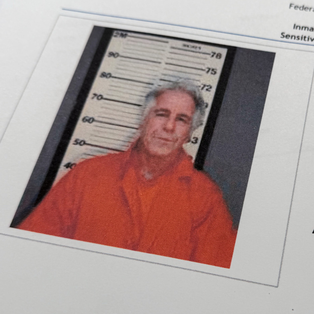 Şeytan Balenciaga giyer