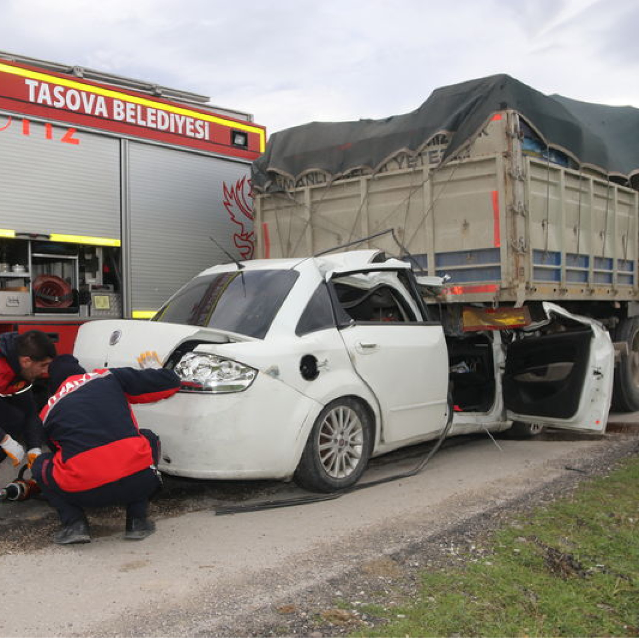 TIR'a arkadan çarptı: 2 ölü