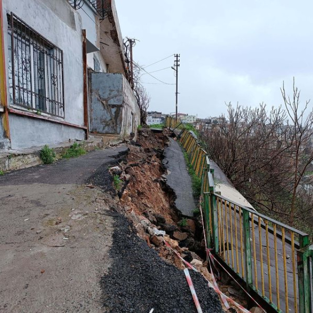 Zemini yumuşayan yol çöktü