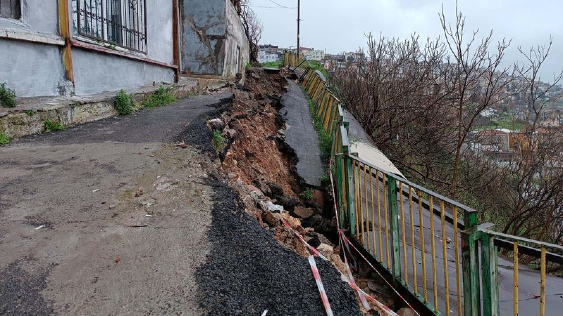 İzmir'de Sağanak Sonrası Asfalt Yol Çöktü: İki Ev Risk Altında
