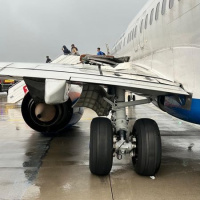 Uçağın tekerleği çıktı! Yolcular tahliye edildi!