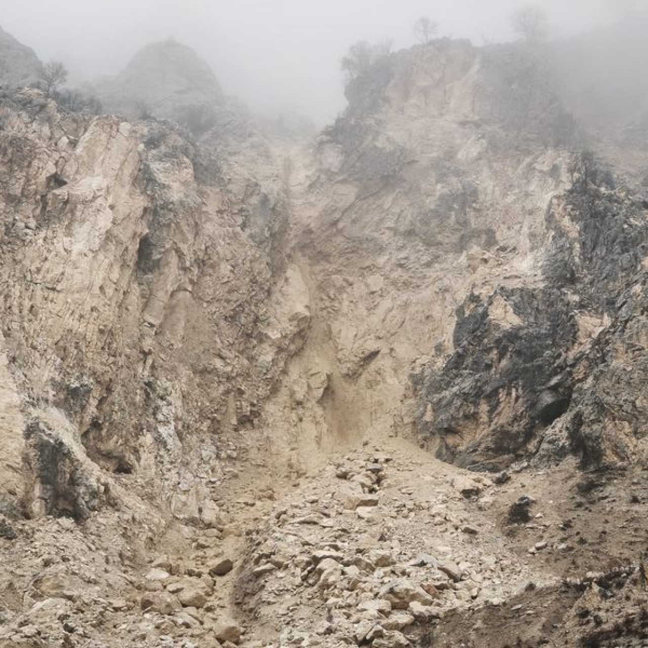 Heyelan riski nedeniyle 2 ev tahliye edildi