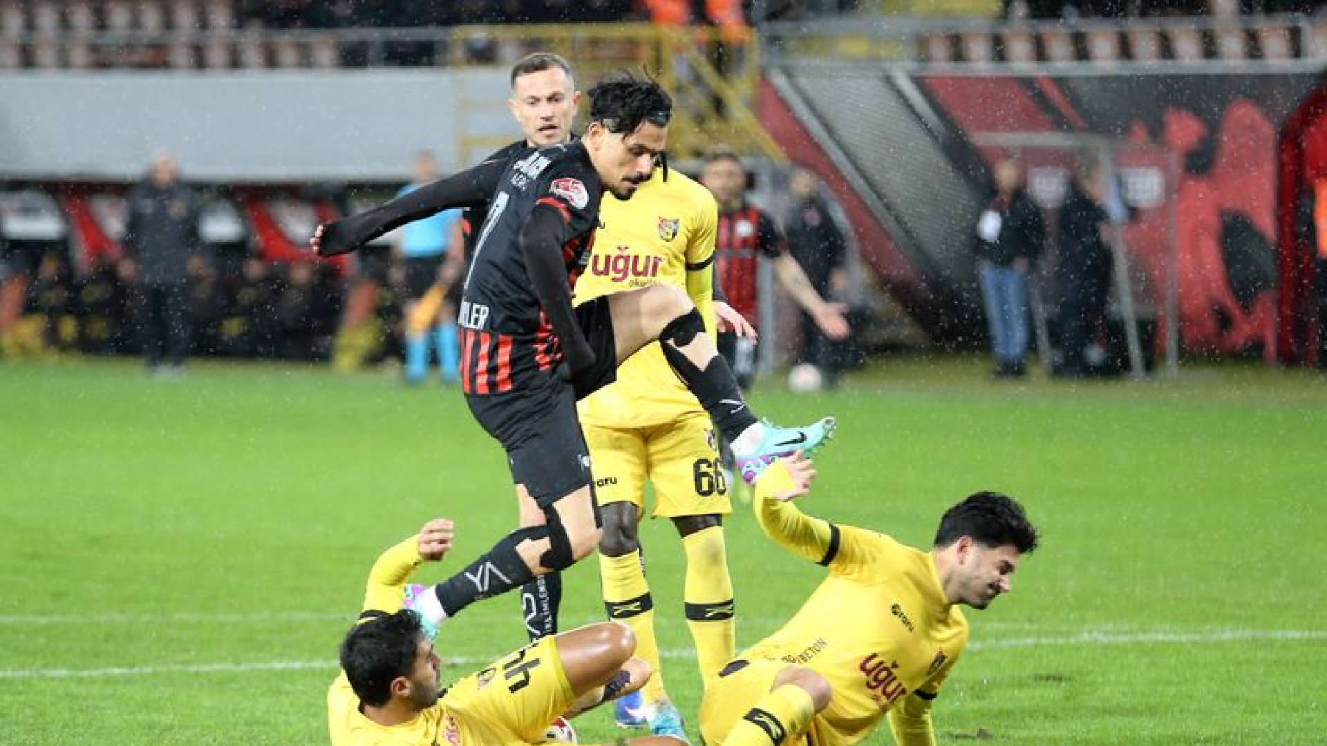 Trendyol 1. Lig'de İstanbulspor, Çorum FK'yı Son Dakika Golüyle 3-2 Yendi