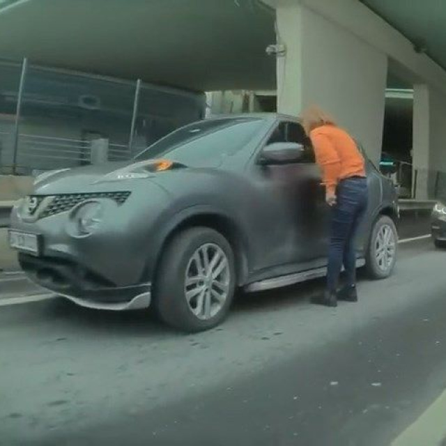 Camını yumruklayıp aynasını kırdı!