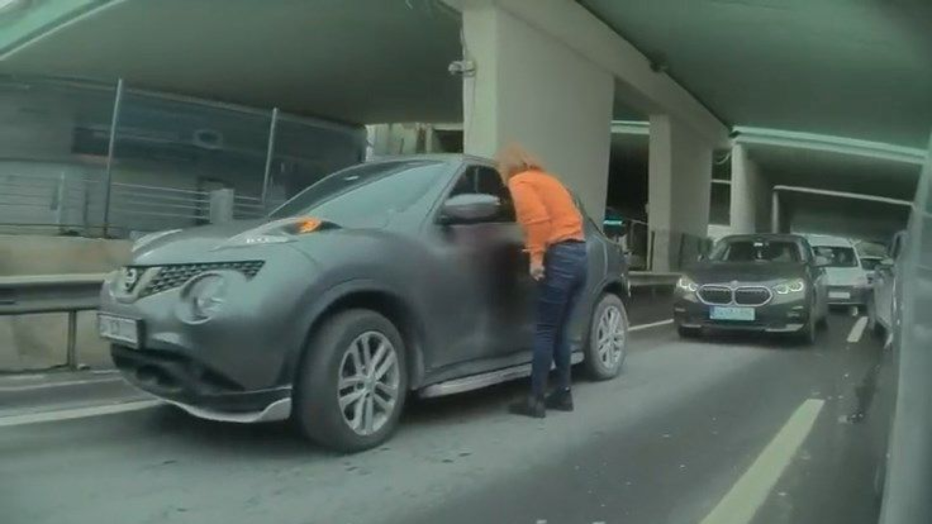 Şişli'de Trafik Kavgası: Kadın Sürücü Aracın Camını Yumruklayıp Aynasını Kırdı
