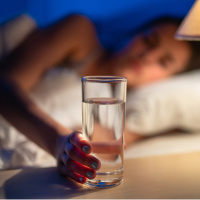 Uyumadan önce su içenler dikkat!