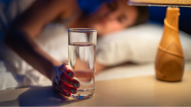 Uyumadan önce su içenler dikkat!