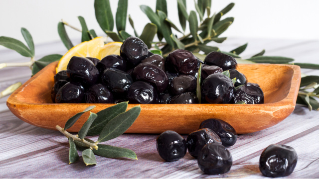 Zeytin yerken çekirdeğine dikkat!