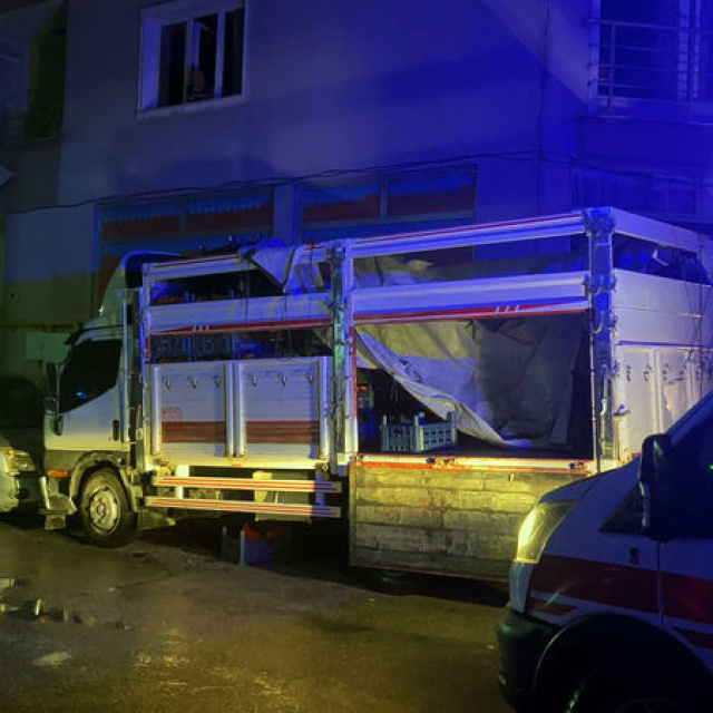 4'üncü kattan kamyonet kasasına düştü