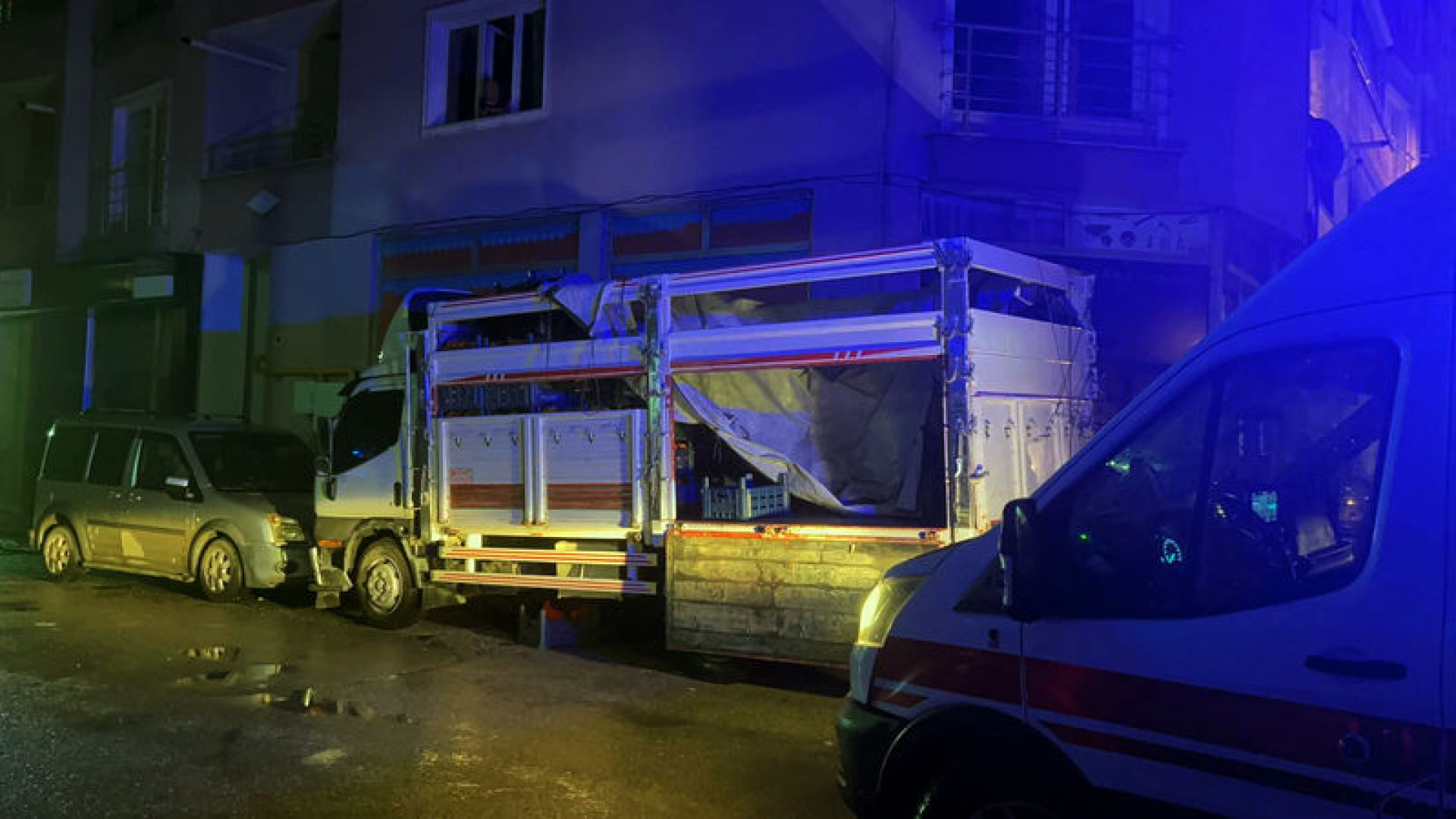 Mersin'de 4. Kattan Kamyonete Düşen 17 Yaşındaki Çocuk Ağır Yaralandı