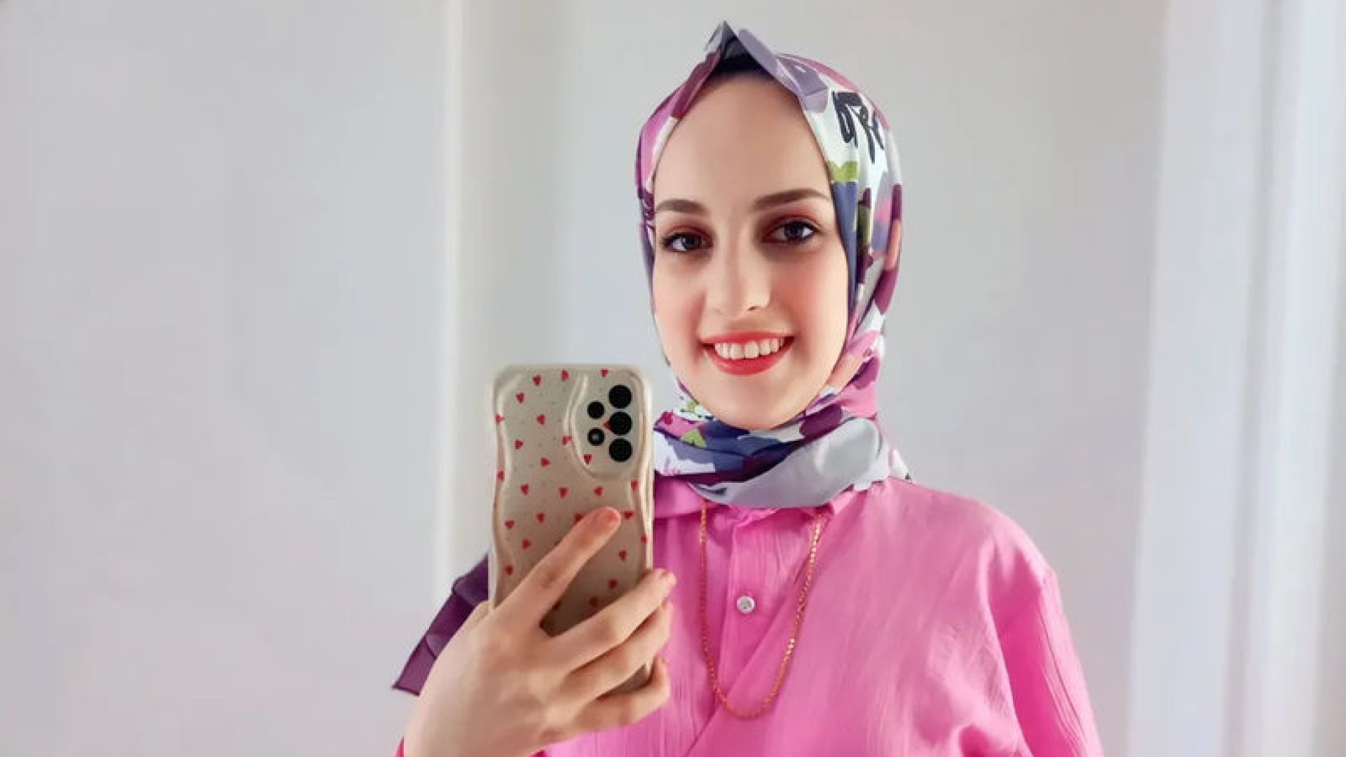 Kasımpaşa'da 5'inci Kattan Düşen 21 Yaşındaki Kübra Hayatını Kaybetti, Annesi Sinir Krizi Geçirdi