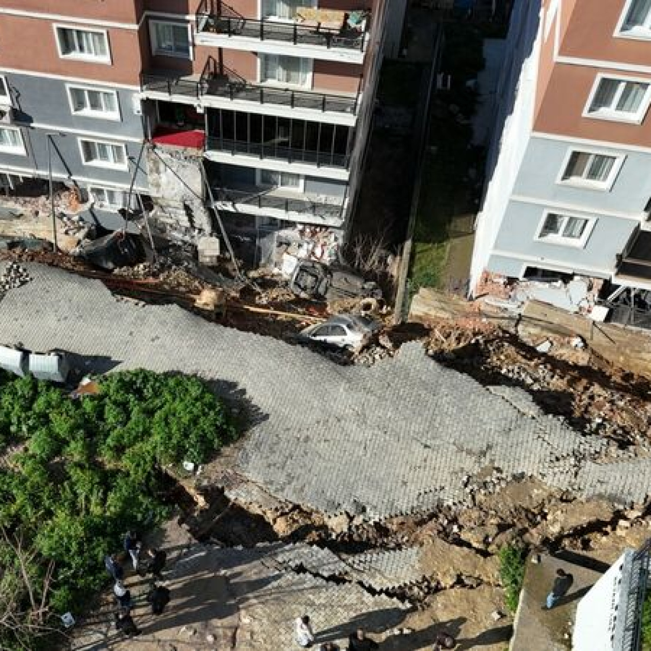 İzmir’de toprak kayması! 2 bina, 7 araba