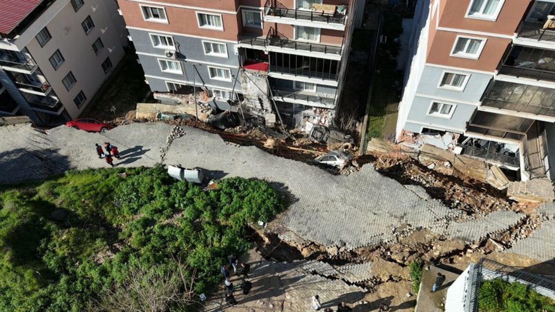 İzmir Menemen'de Toprak Kayması: 2 Bina ve 7 Araç Hasar Gördü, 151 Kişi Tahliye Edildi