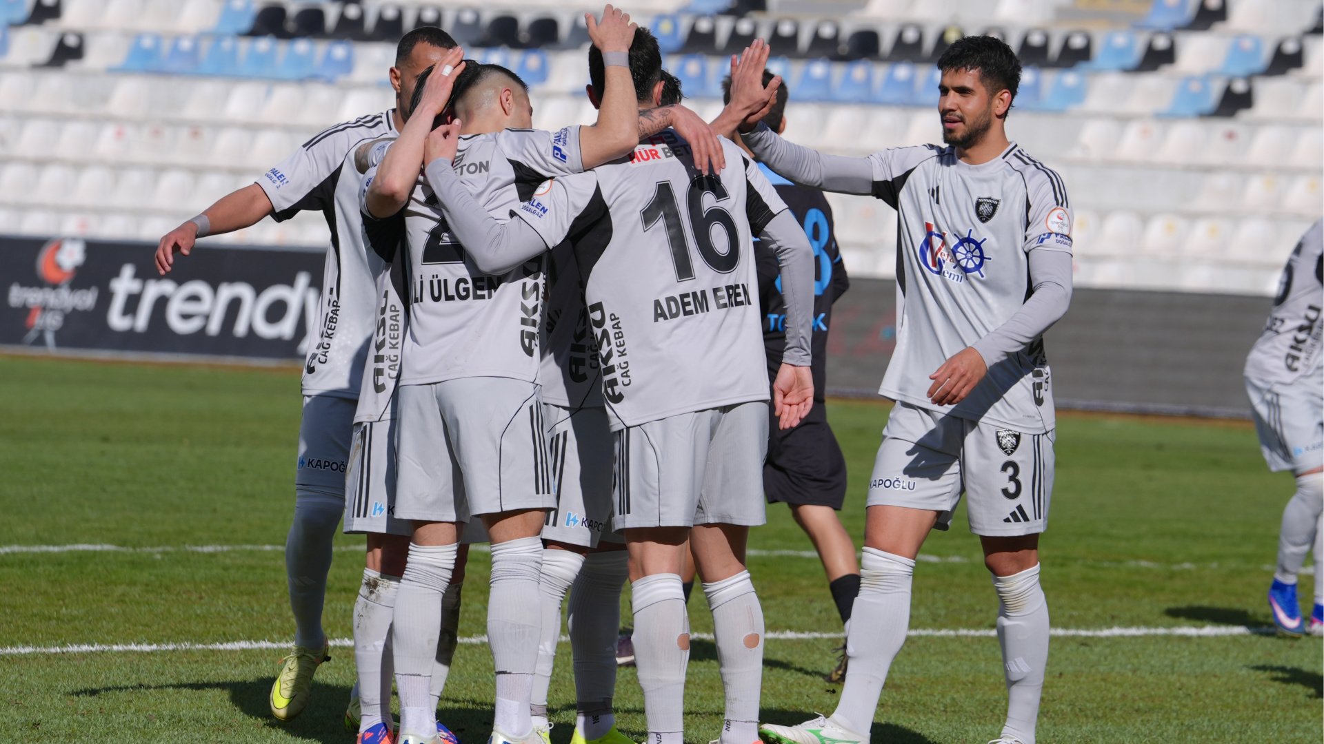 Erzurumspor FK, Adana Demirspor'u 7-0 Mağlup Etti: Trendyol 1. Lig'de Fırtına Gibi Esti