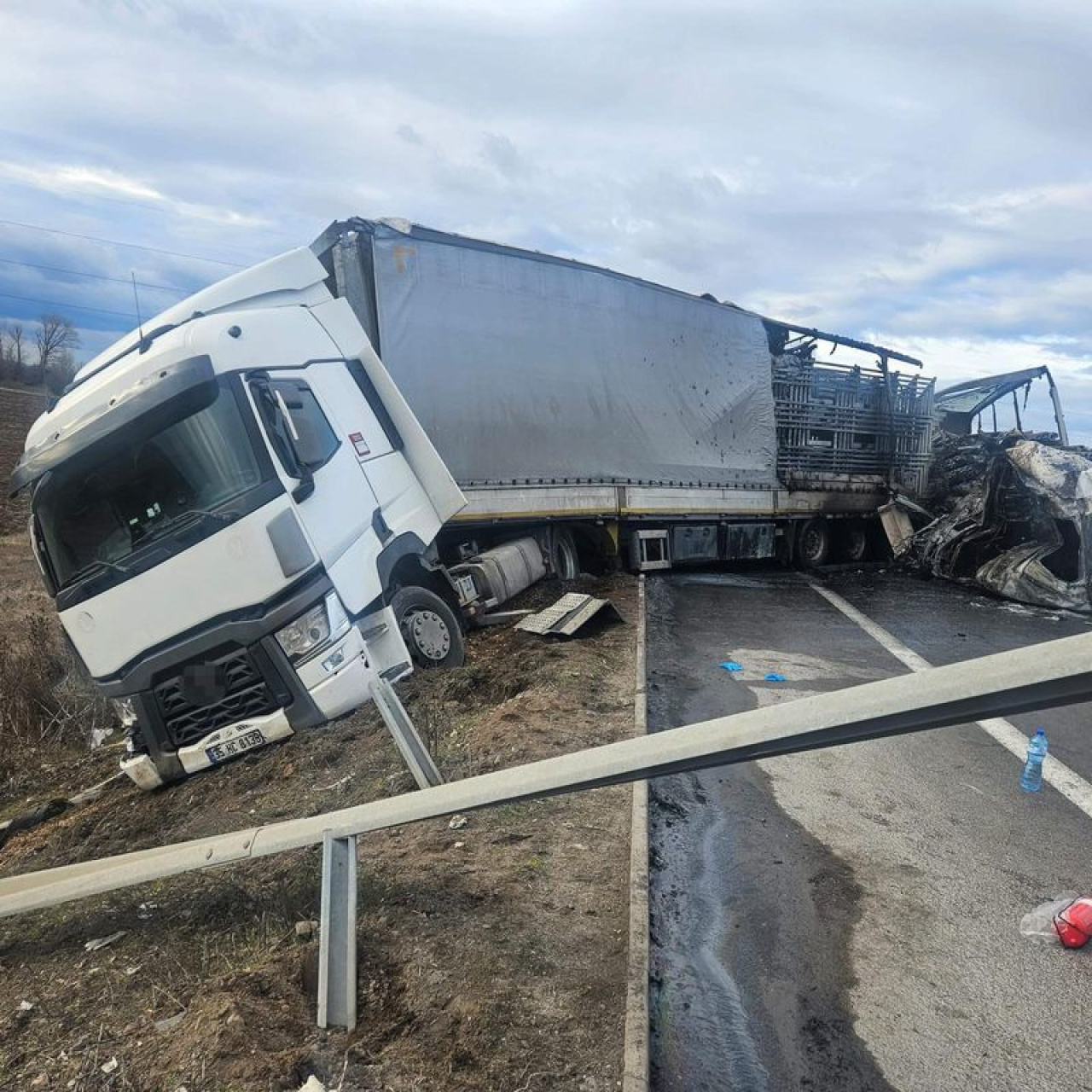 Komşuda kaza! 2 Türk şoför hayatını kaybetti