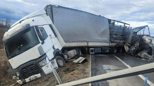 Komşuda kaza! 2 Türk şoför hayatını kaybetti