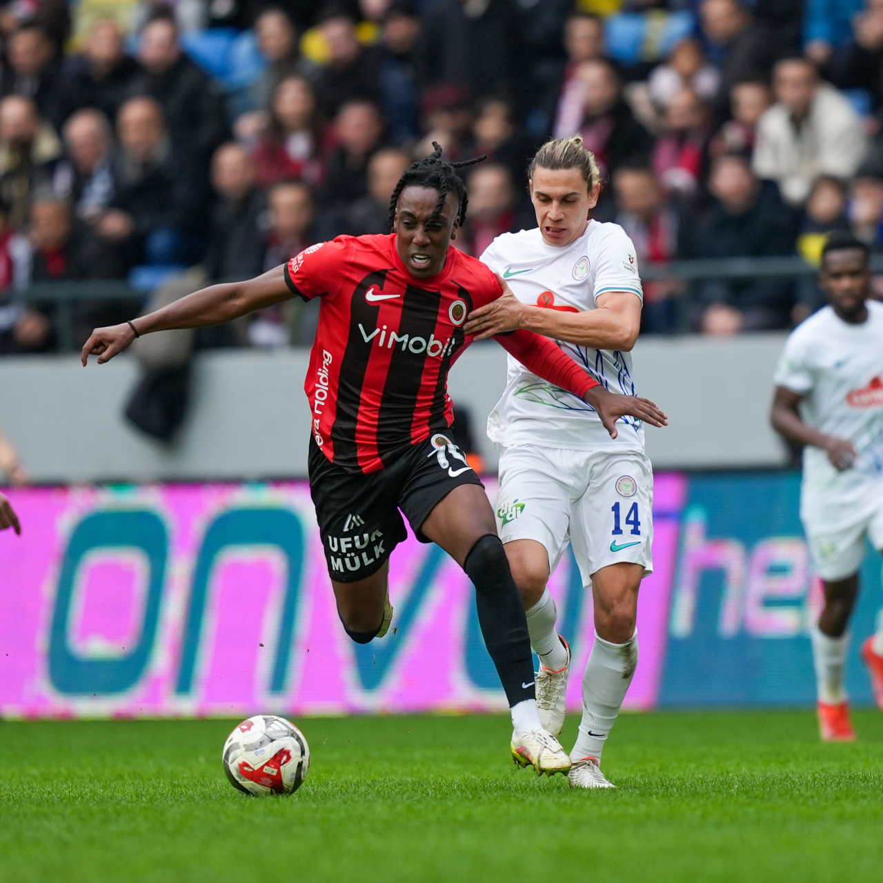 Rizespor 2. yarıda puanı kaptı!