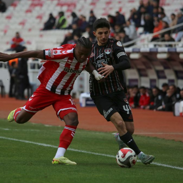 Sivasspor kaçtı, Van Spor FK kovaladı!
