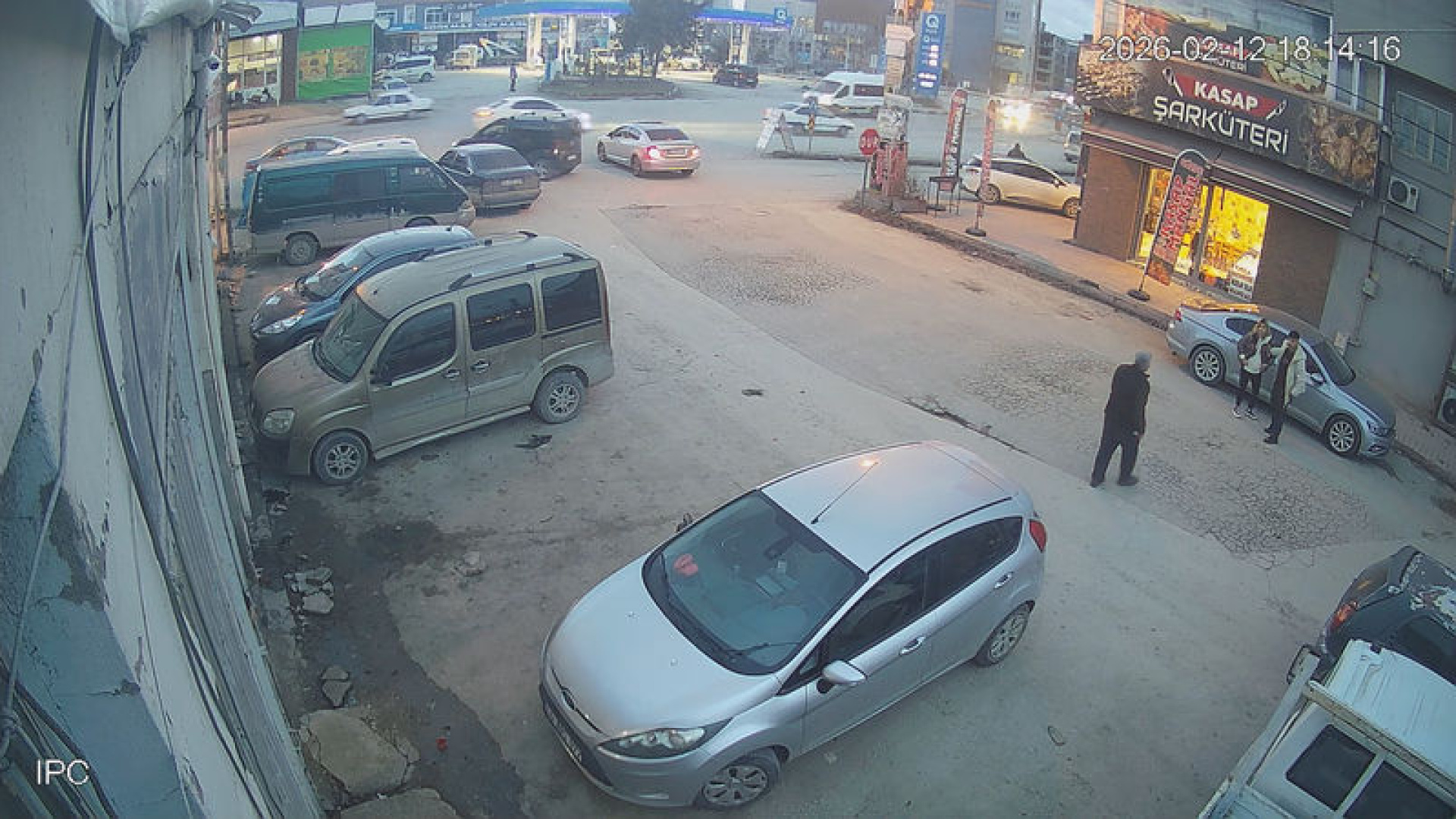 Malatya'da birlikte yaşadığı kadını sokak ortasında silahla tehdit etti; o analar kamerada | Son dakika haberleri