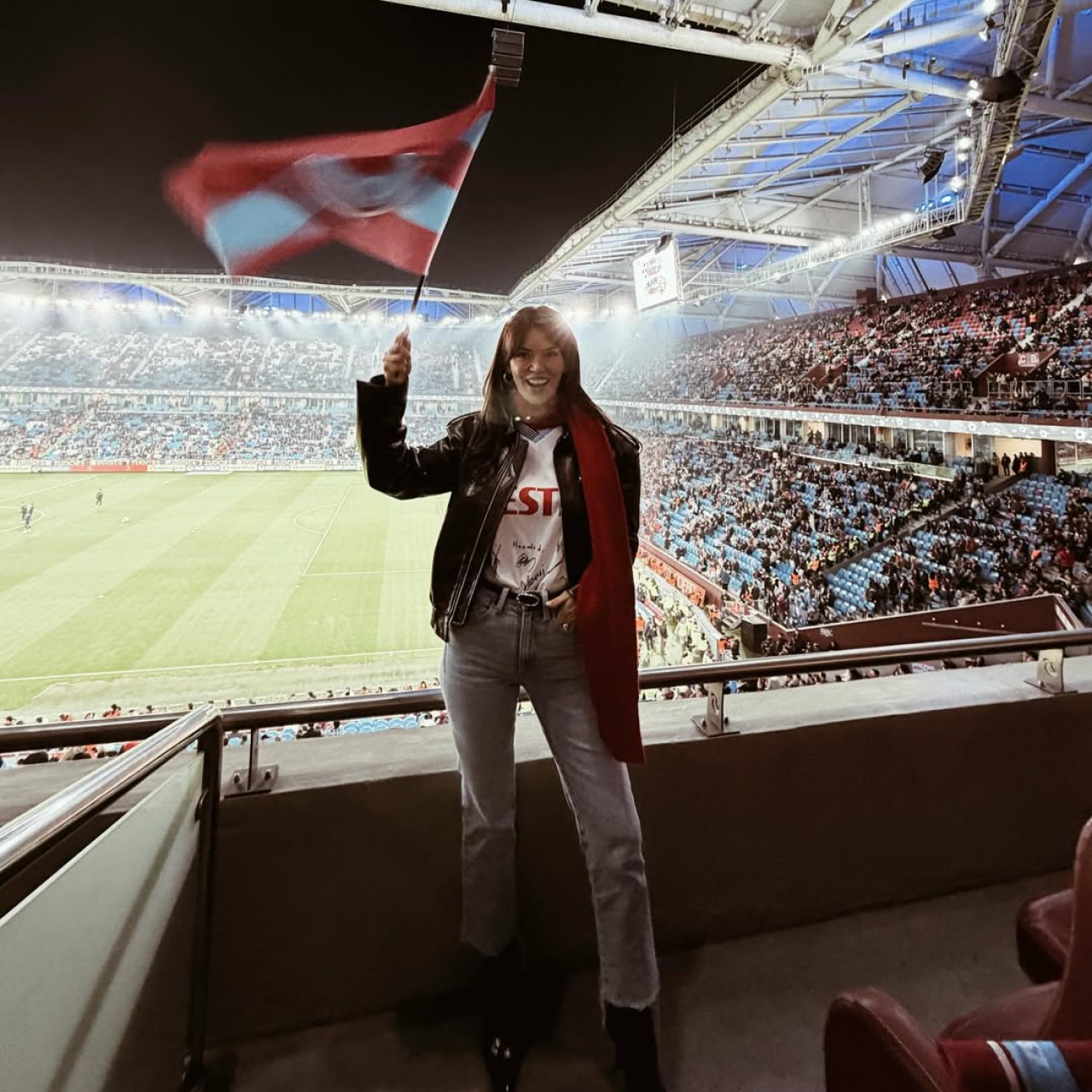 Seray Kaya tribünde