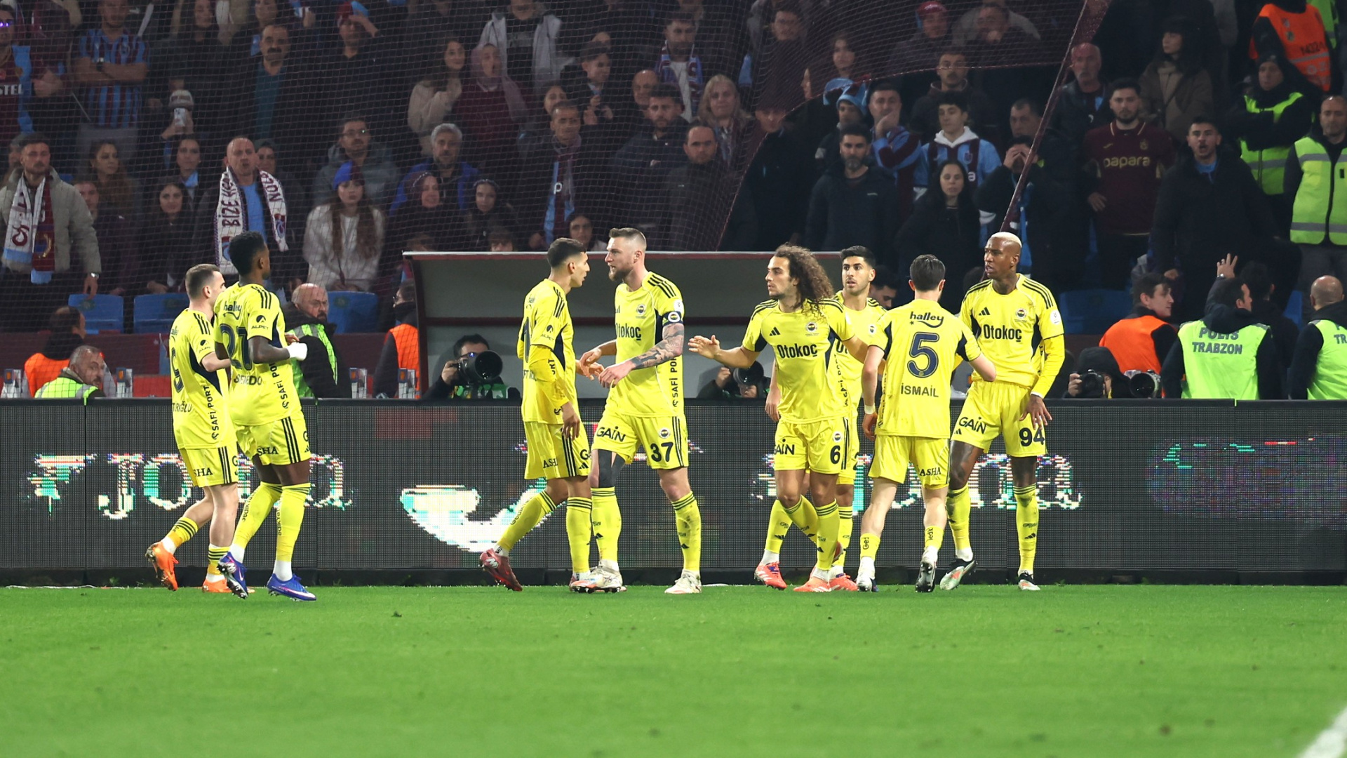 Fenerbahçe, Trabzonspor'u 3-2 Mağlup Ederek Liderlik Yolunda Önemli Galibiyet Aldı