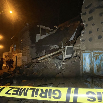 Çöken boş evin yanındaki 3 ev tedbiren tahliye edildi