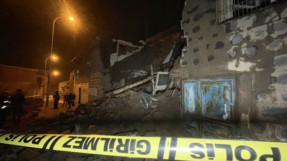 Çöken boş evin yanındaki 3 ev tedbiren tahliye edildi