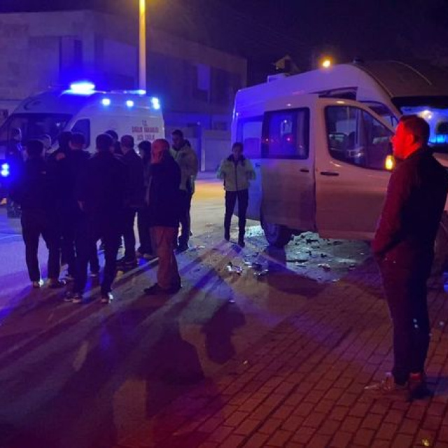 Servis minibüsü ile otomobil çarpıştı: 9 yaralı