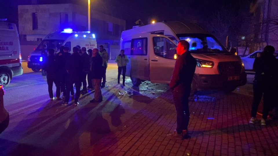 Servis minibüsü ile otomobil çarpıştı: 9 yaralı