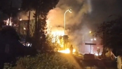 Üsküdar'da 2 katlı metruk bina yandı