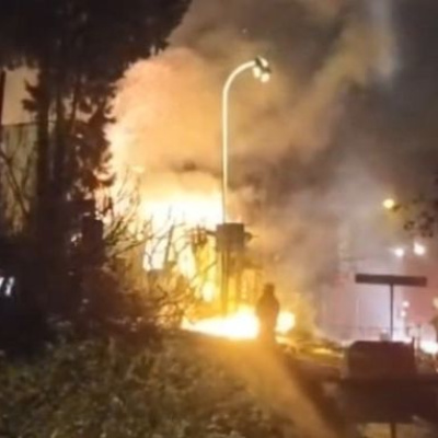 Üsküdar'da 2 katlı metruk bina yandı