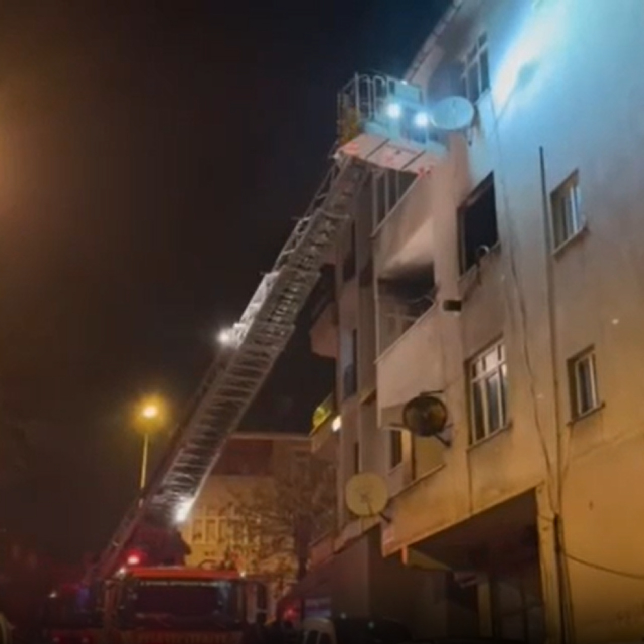 Sancaktepe'de yangın: Yaralının durumu ağır