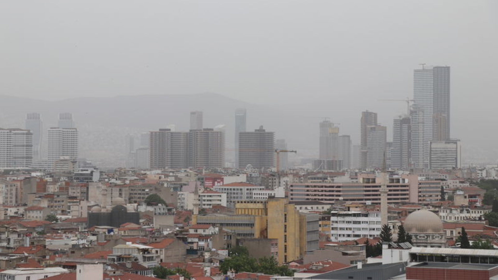 Meteoroloji Uyardı: Ege'de Kuvvetli Sağanak, Marmara ve Ege'de Toz Taşınımı Bekleniyor