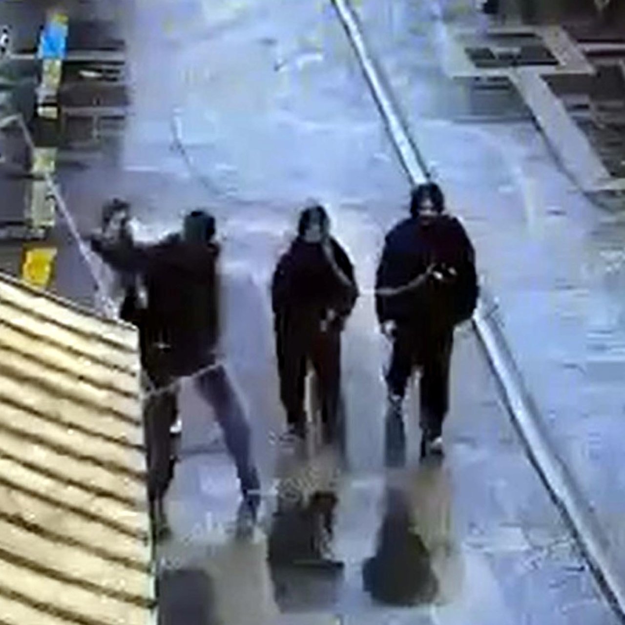 Dehşet dolu görüntü! Yolda yürüyen kız çocuğunu bıçakladı!