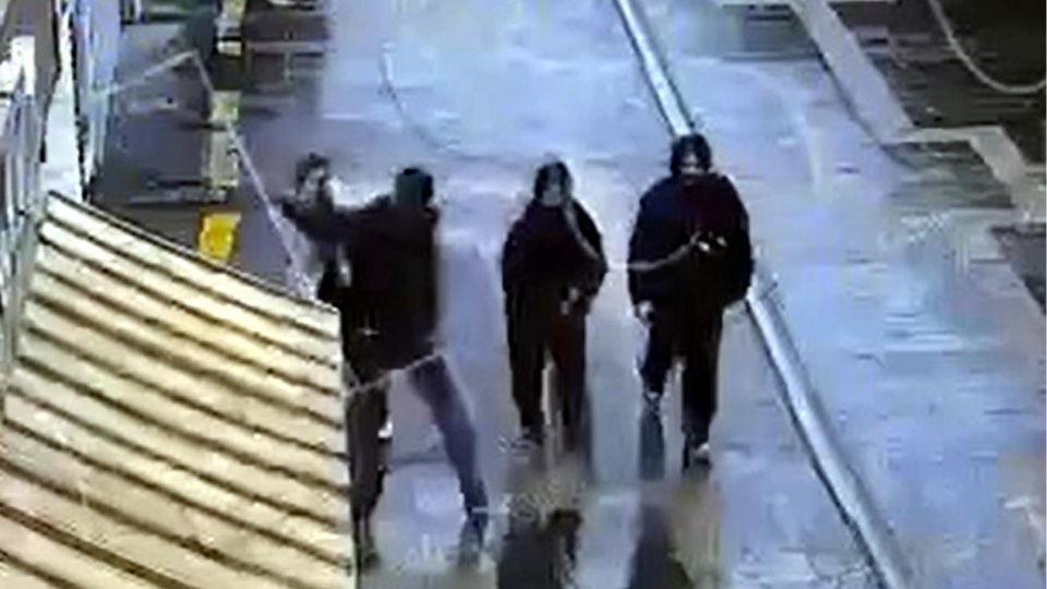 Dehşet dolu görüntü! Yolda yürüyen kız çocuğunu bıçakladı!