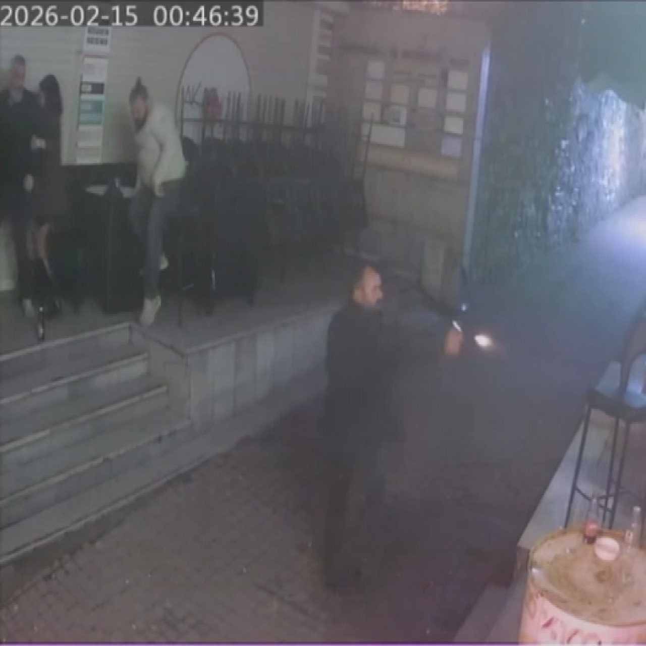 Eğlence mekanına kurşun yağdırdı! O anlar kamerada!