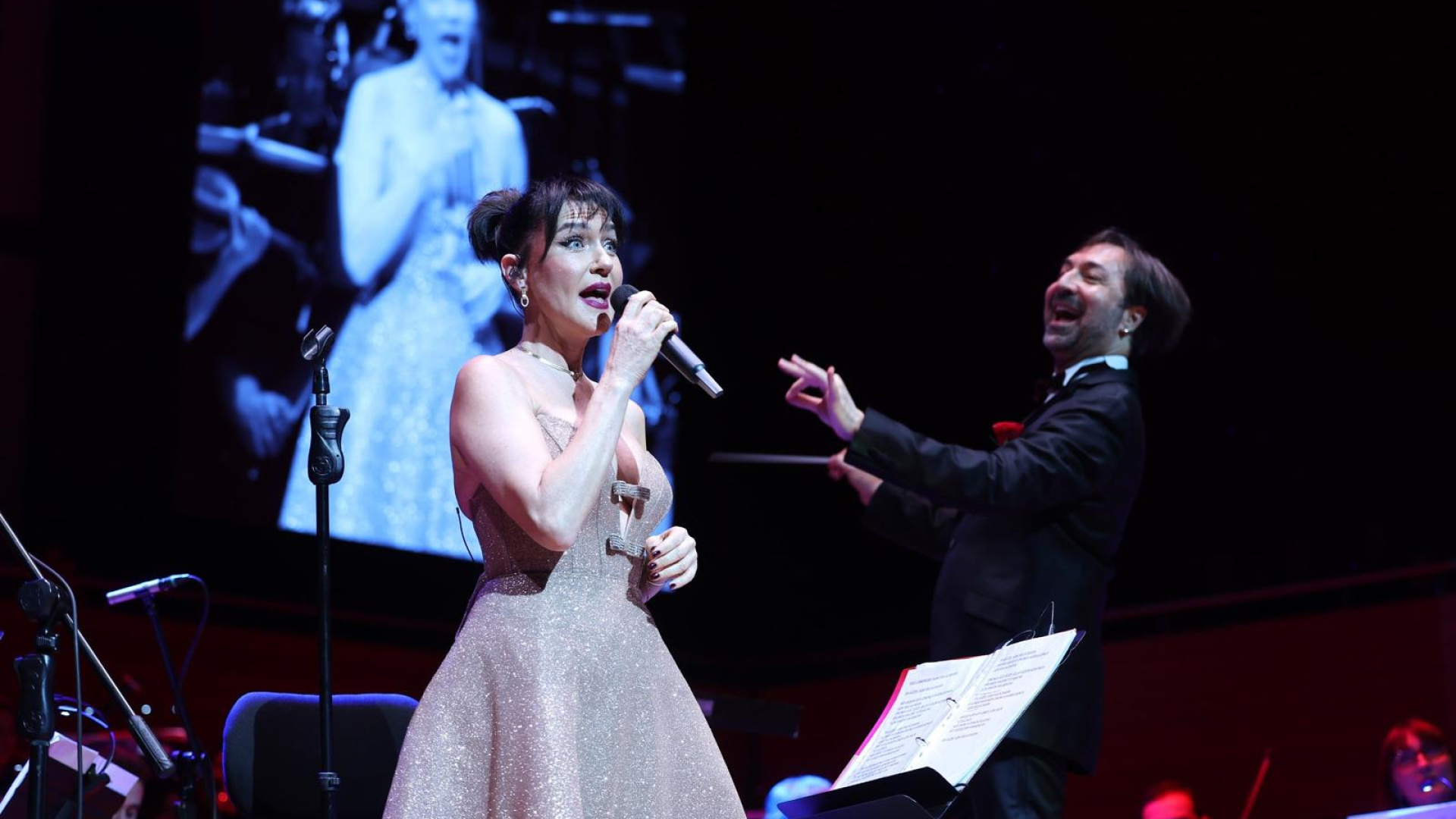Şevval Sam, İzmir'de Hem Şarkı Söyledi Hem Orkestra Yönetti
