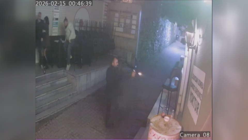 Eğlence mekanına kurşun yağdırdı! O anlar kamerada!