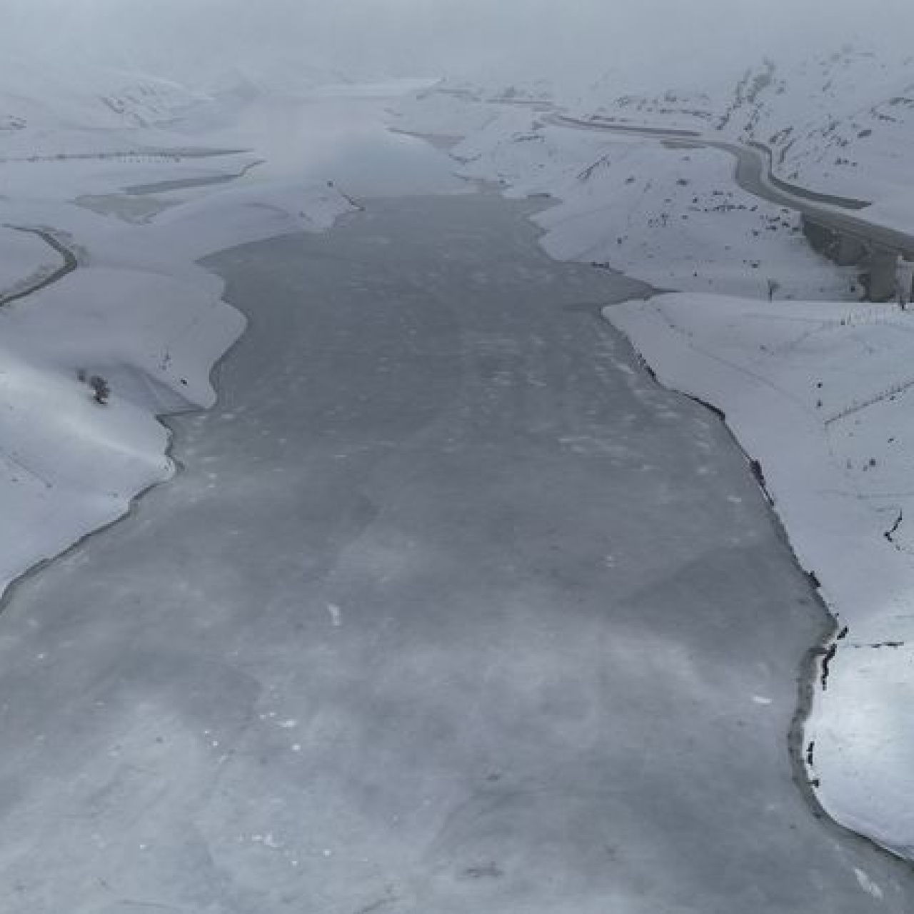 Hakkari'de baraj gölü buz tuttu!