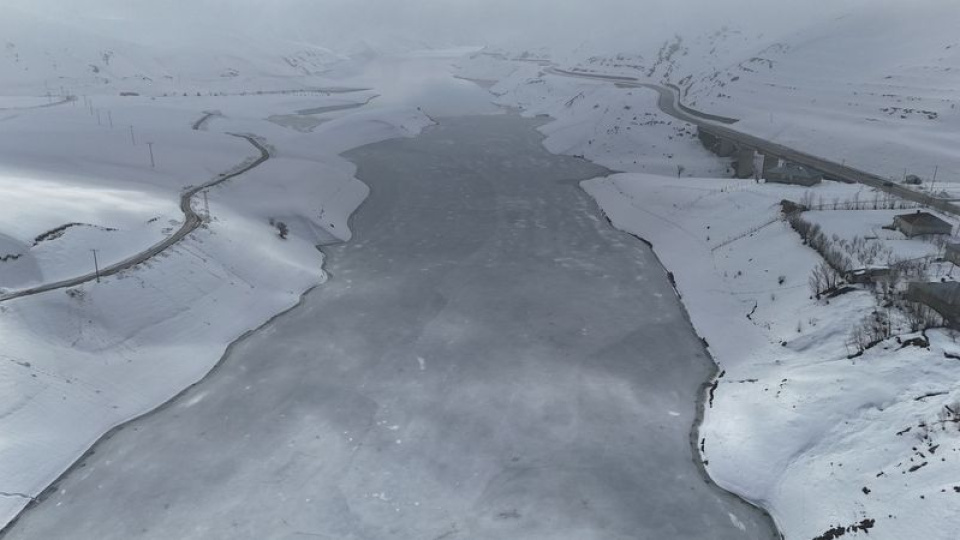 Hakkari'de baraj gölü buz tuttu!