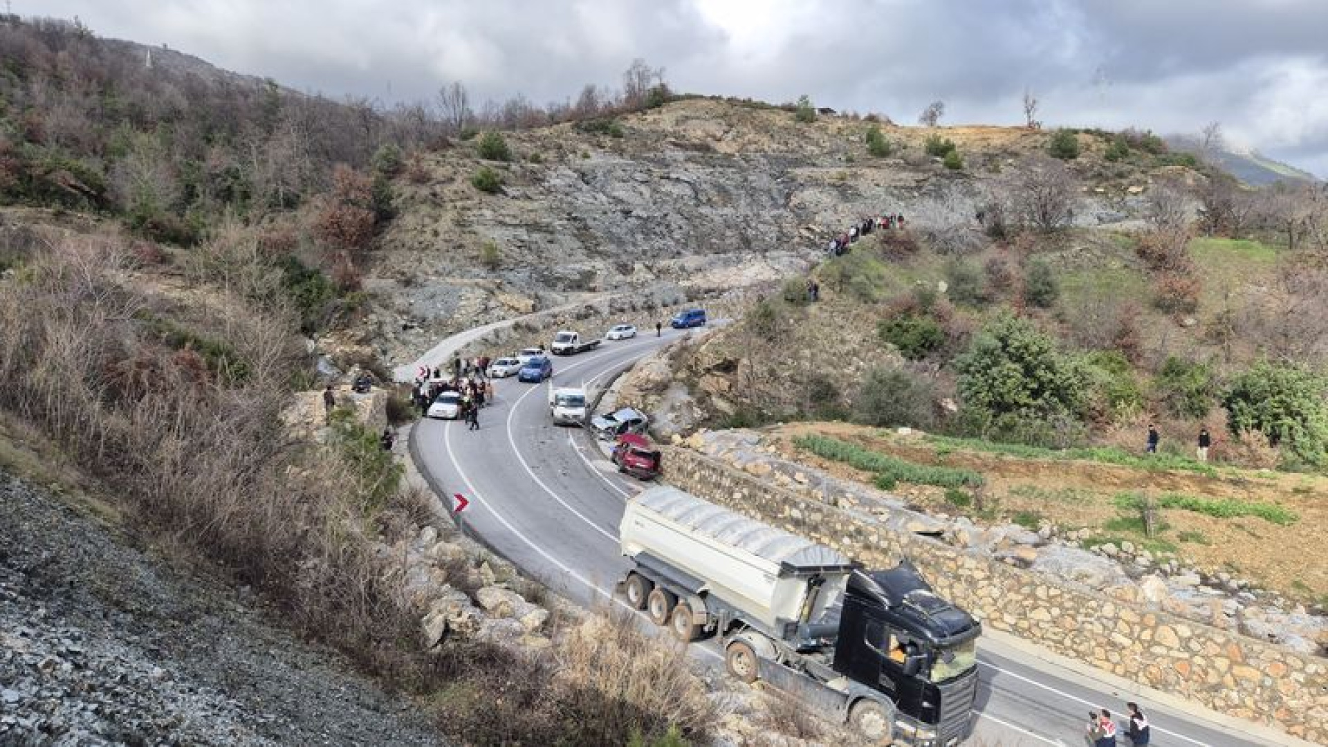 Antalya'da Zincirleme Kaza: Kum Kamyonu İki Otomobile Çarptı, 1 Kişi Hayatını Kaybetti