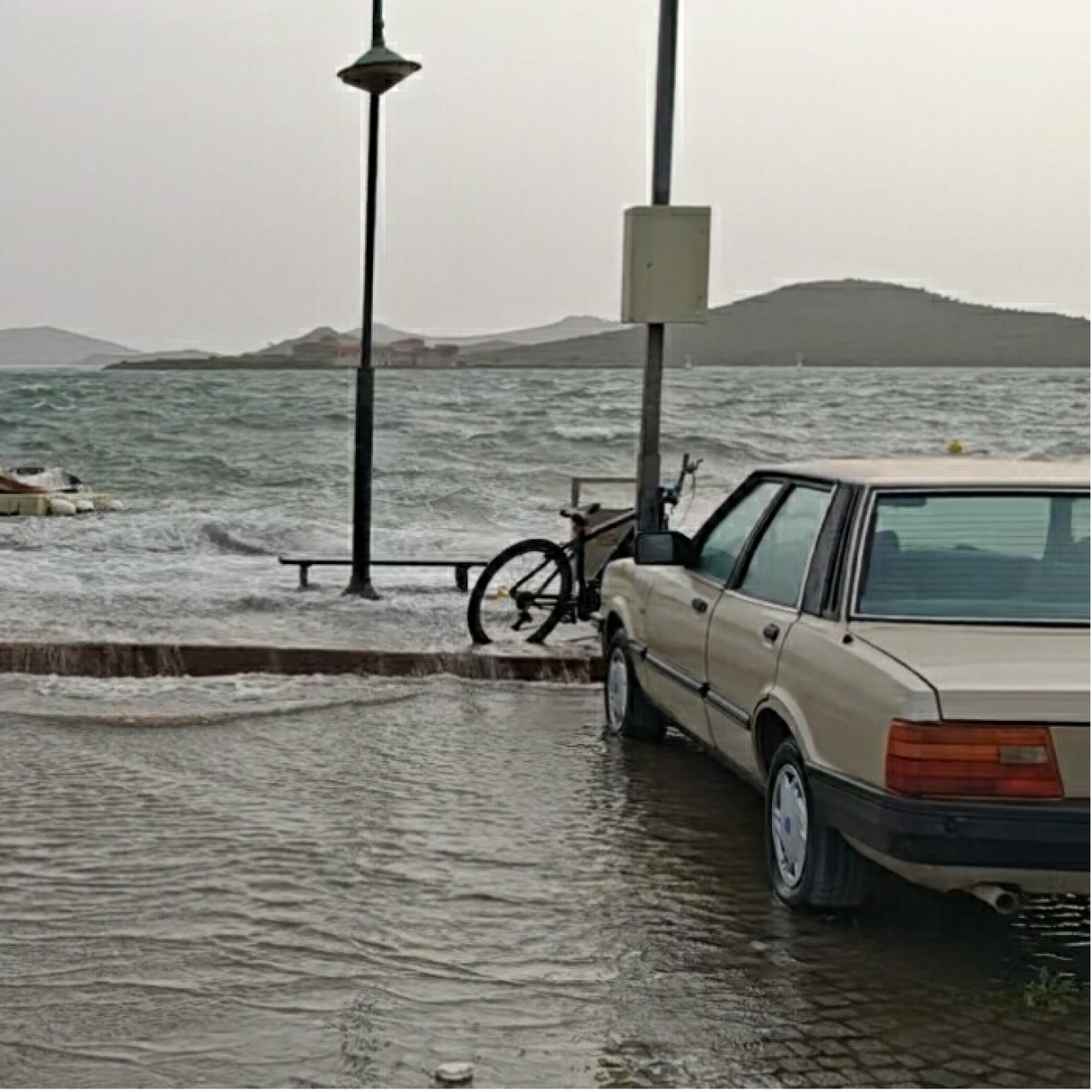 Fırtına denizi taşırdı! Sokaklar göle döndü!