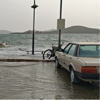 Fırtına denizi taşırdı! Sokaklar göle döndü!