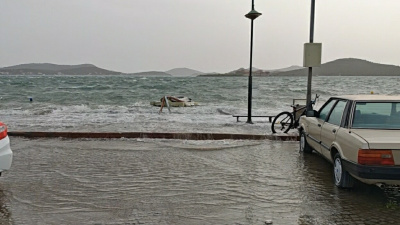 Fırtına denizi taşırdı! Sokaklar göle döndü!