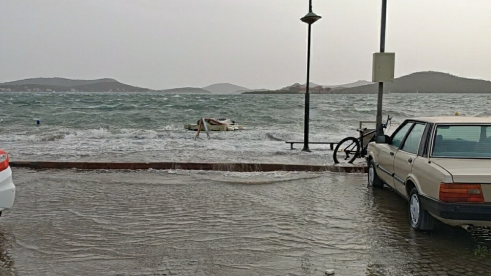 Fırtına denizi taşırdı! Sokaklar göle döndü!
