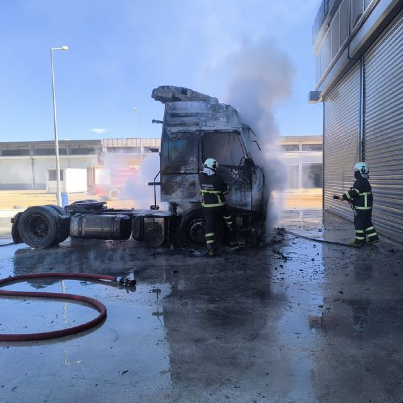 Park halindeki TIR alevlere teslim oldu