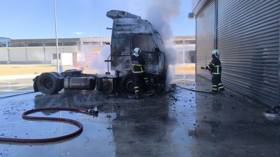 Park halindeki TIR alevlere teslim oldu