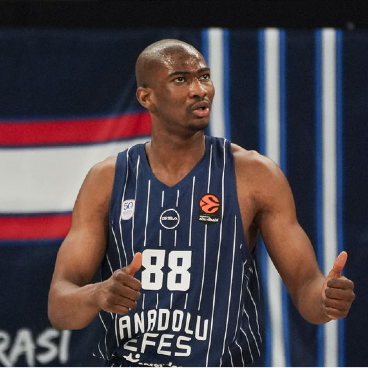 Anadolu Efes, Kai Jones'la uzattı!