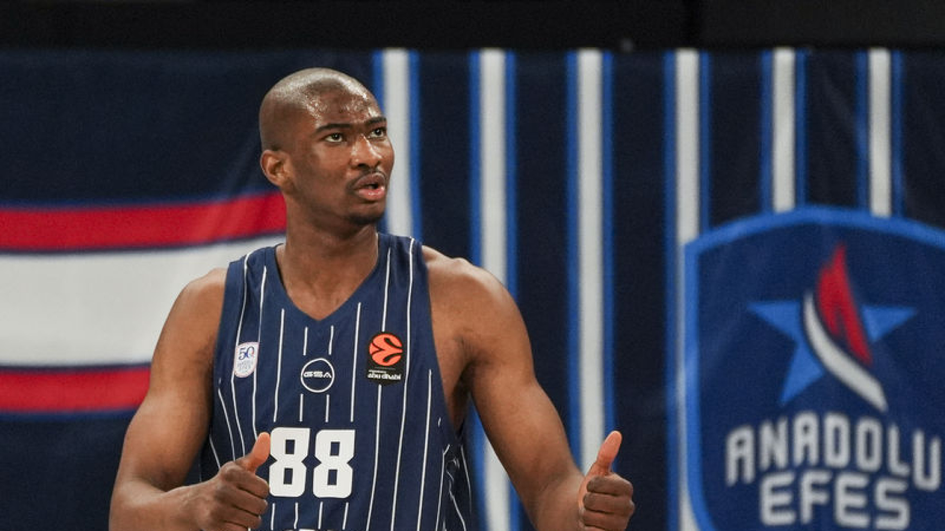Anadolu Efes, Bahamalı Yıldız Kai Jones ile Sözleşmesini 2 Yıl Uzattı