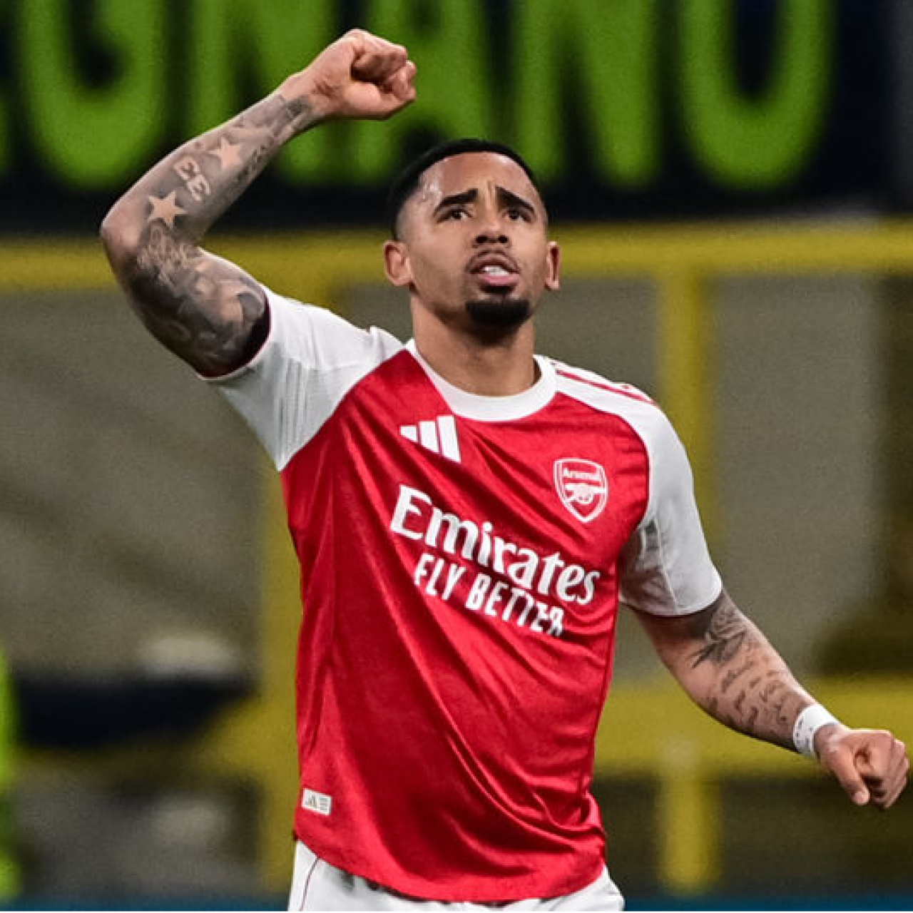 Arsenal, dört golle turladı!